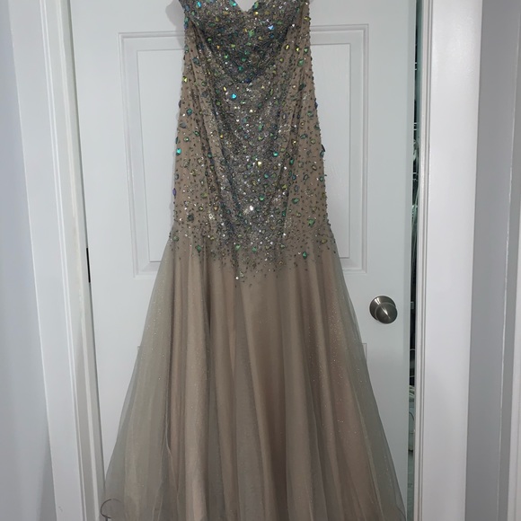 Grad dress! Only worn for 5 hours. In beautiful condition - Picture 2 of 5